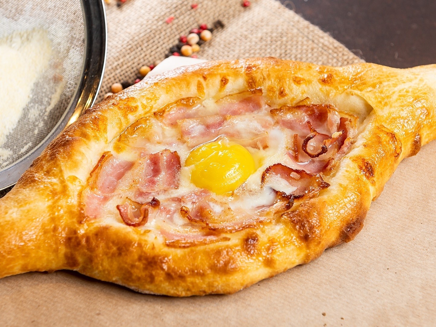 Хачапури по-аджарски с беконом