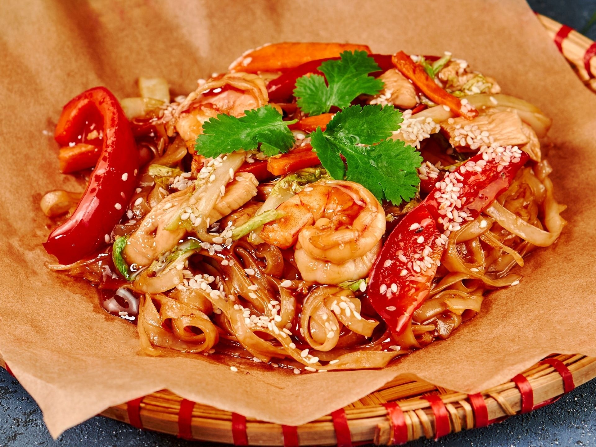 Удон с креветками в соусе терияки