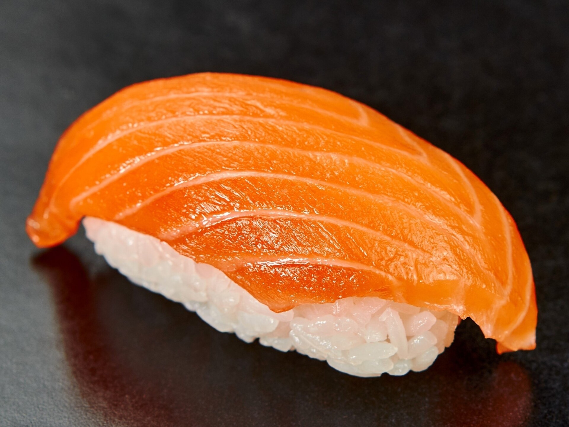 Суши  с лососем 1шт