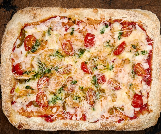 Пицца римская с креветками и соусом песто