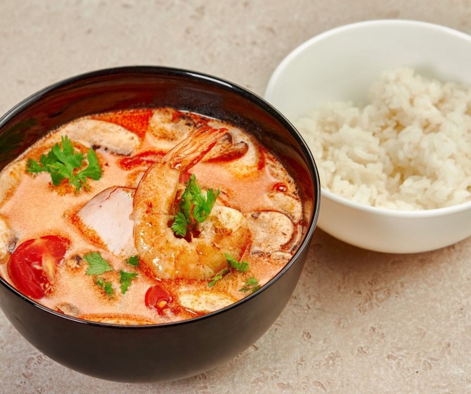 Том Ям с креветками и курицей карри