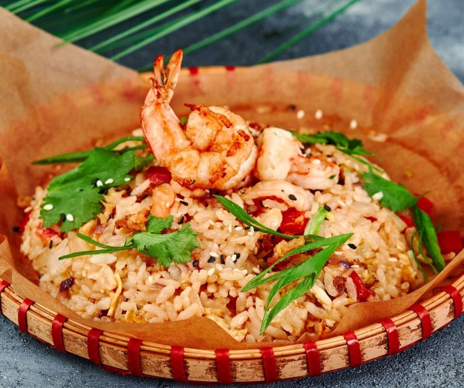 Жареный рис с креветками терияки