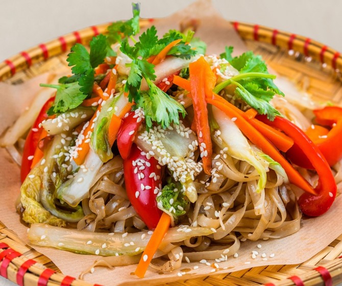 Удон с овощами в соусе терияки