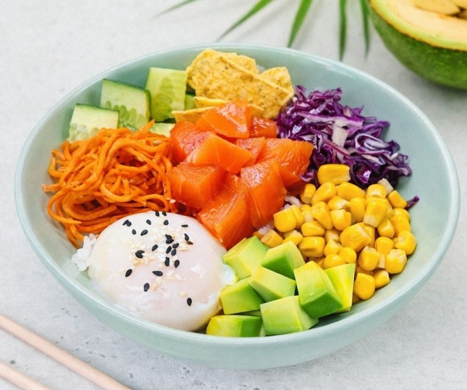 Поке с лососем и соусом Руй