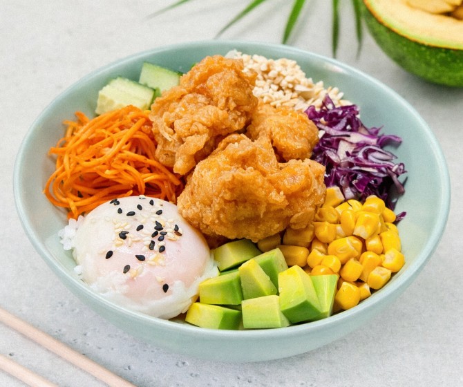 Поке с курицей и соусом Спайс