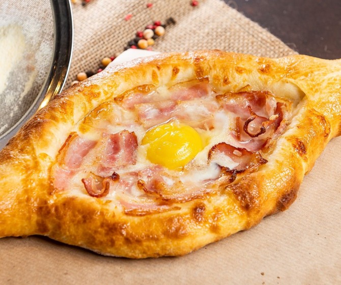 Хачапури по-аджарски с беконом