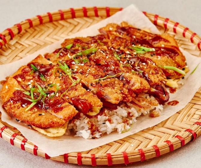 Кацудон с яйцом и соусом Тонкацу