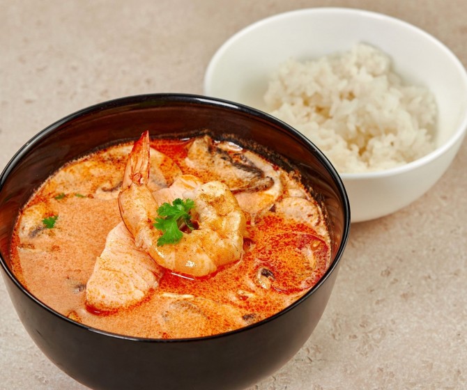 Том Ям с креветками и лососем