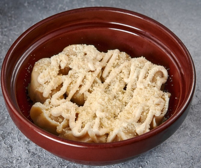 Пельмени с цыпленком, пармезаном и соусом Цезарь S 