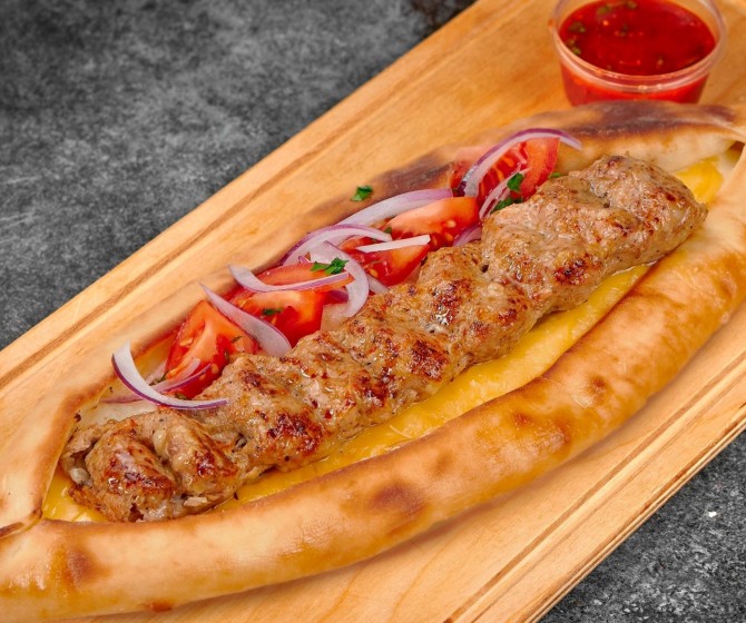 Люля из курицы  в пиде из печи с брынзой  и свежими овощами