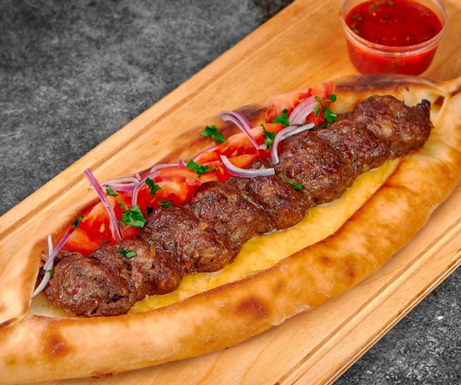 Люля из говядины  в пиде из печи с брынзой  и свежими овощами