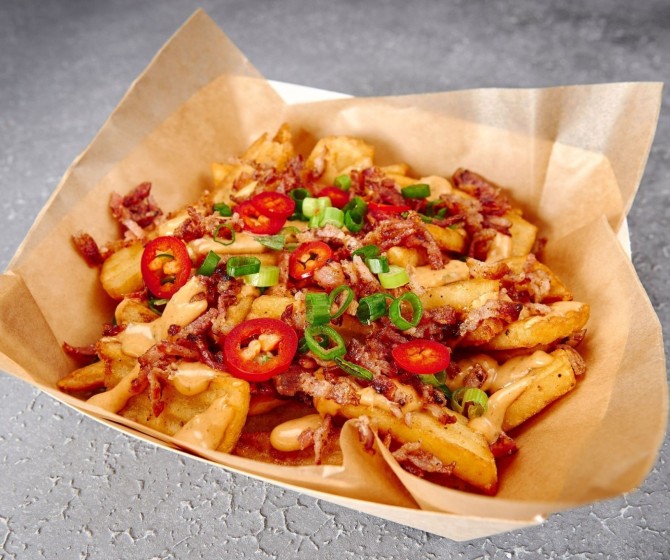 Картофельные стрипсы с беконом и соусом с соевым маслом