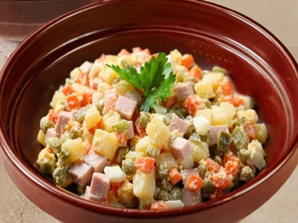 Оливье с ветчиной 