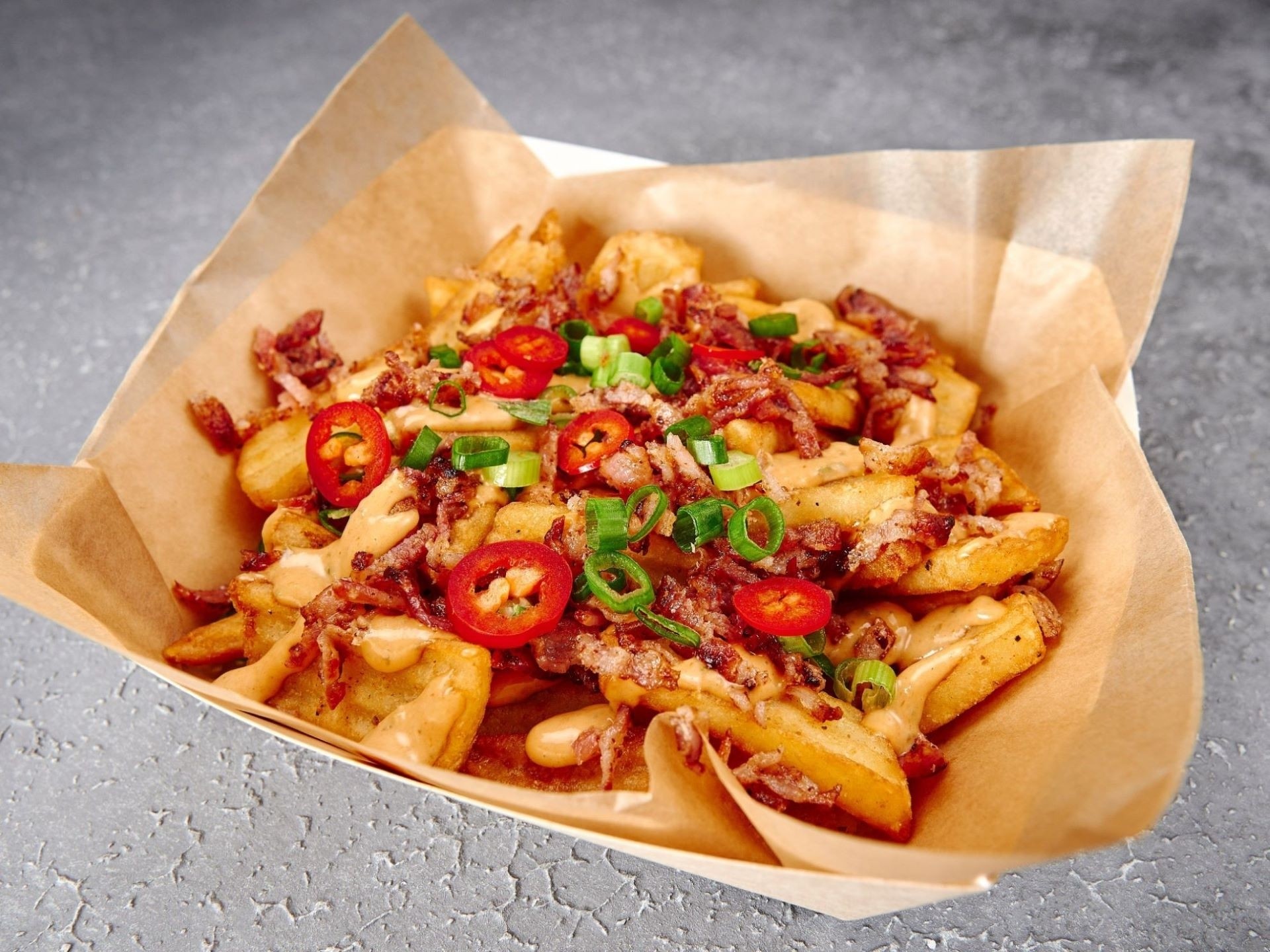 Картофельные стрипсы с беконом и соусом с соевым маслом