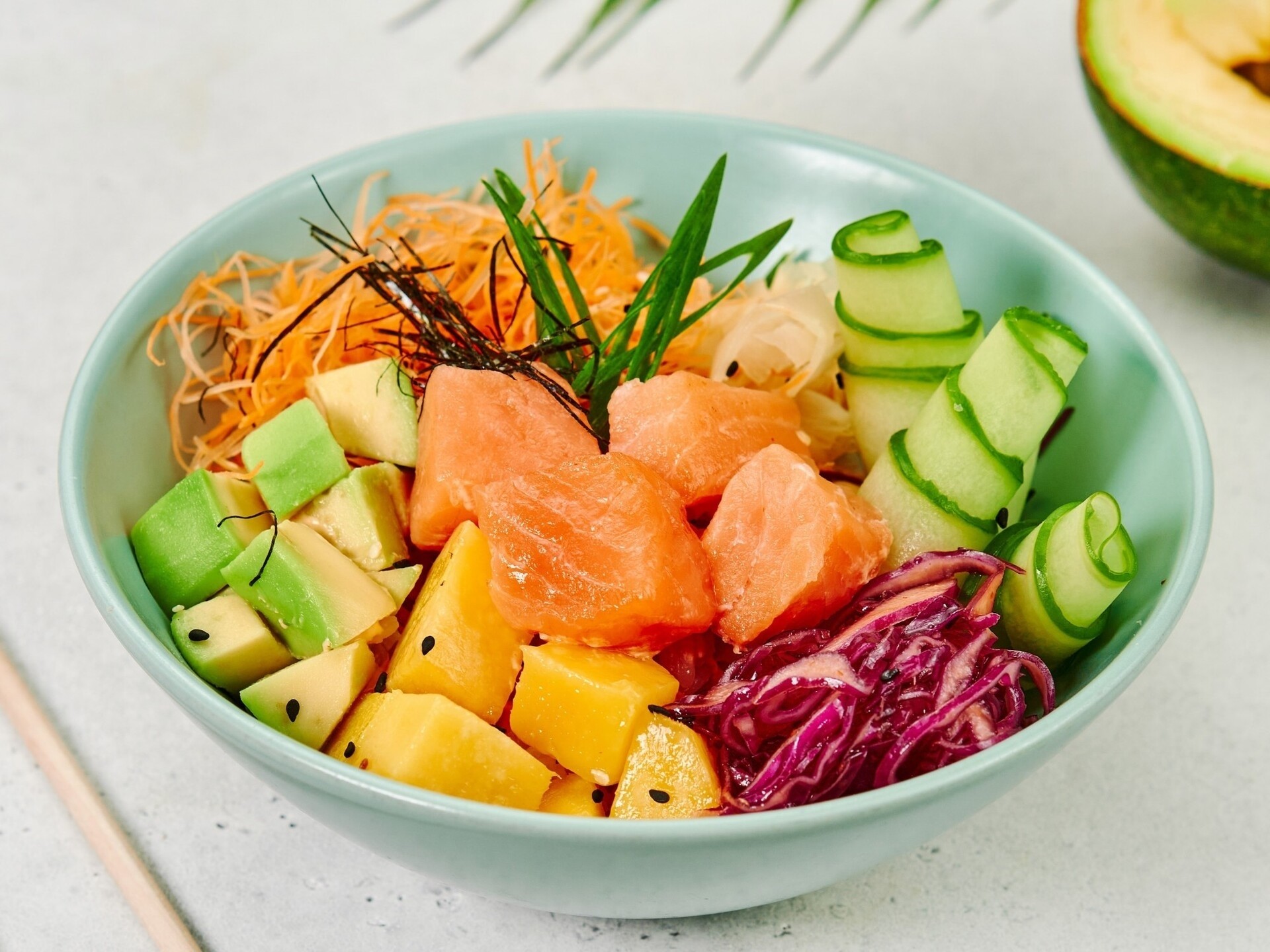 Поке острый лосось с манго STANDARD