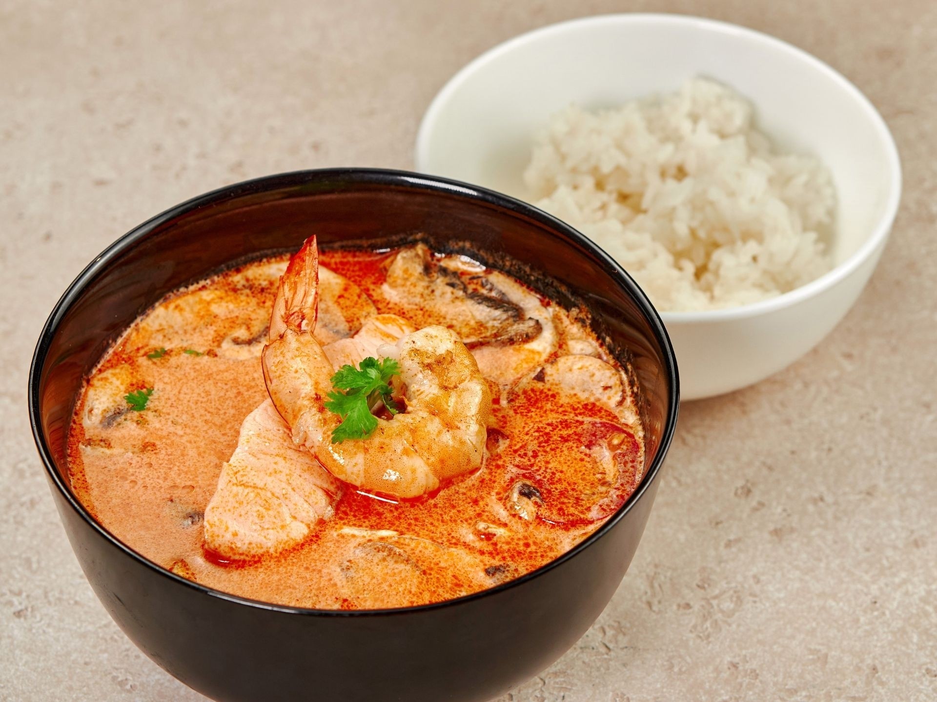 Том Ям с креветками и лососем