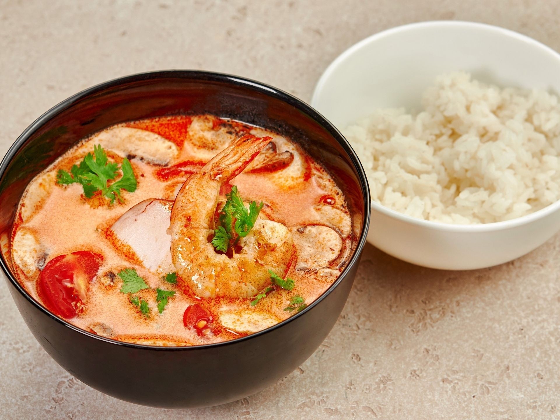 Том Ям с креветками и курицей