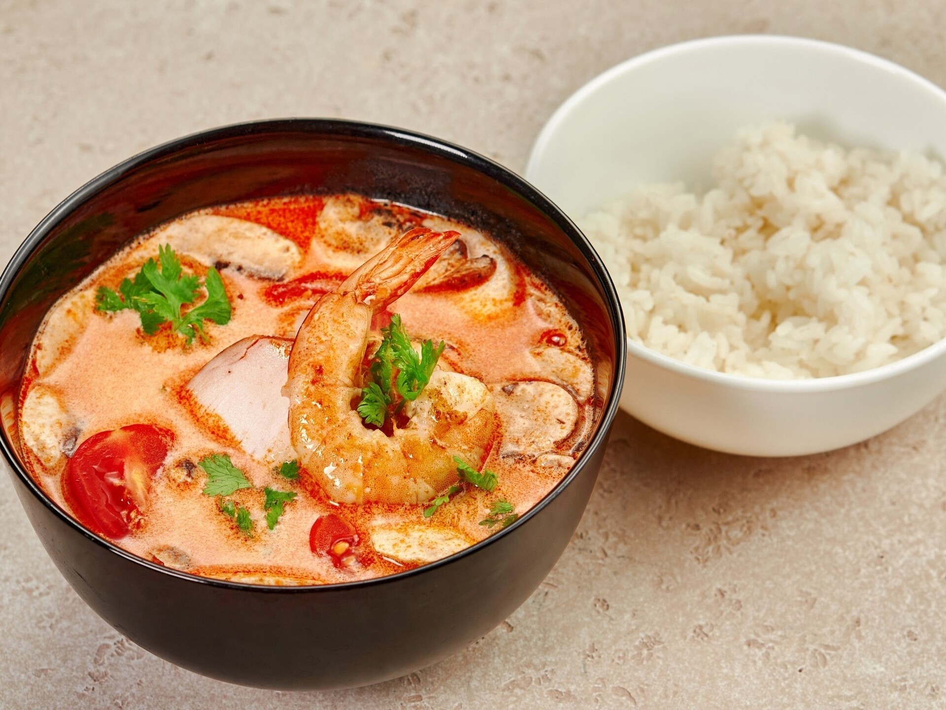 Том Ям с тигровыми креветками и курицей