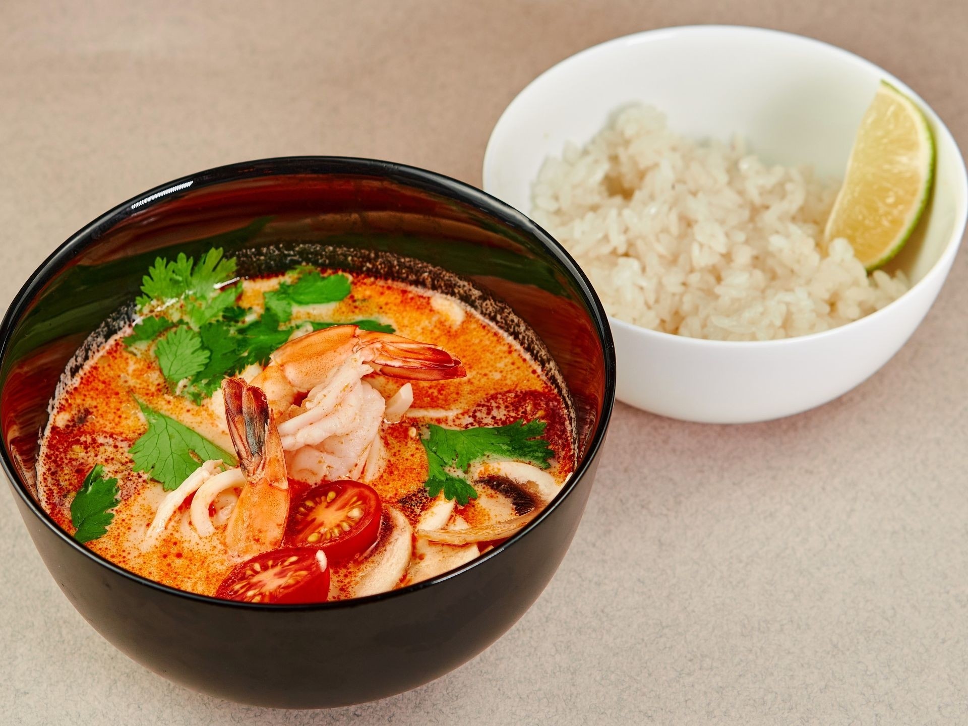 Том Ям с креветками и кальмарами