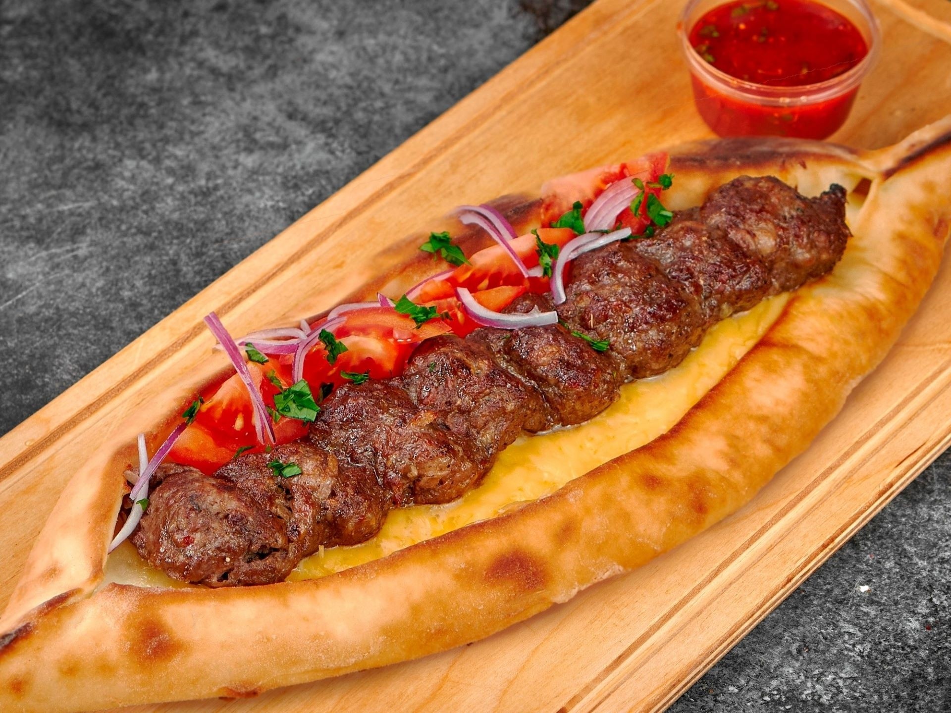 Люля из говядины  в пиде из печи с брынзой  и свежими овощами